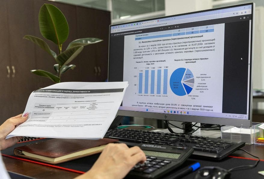 how statistics helps analyze data